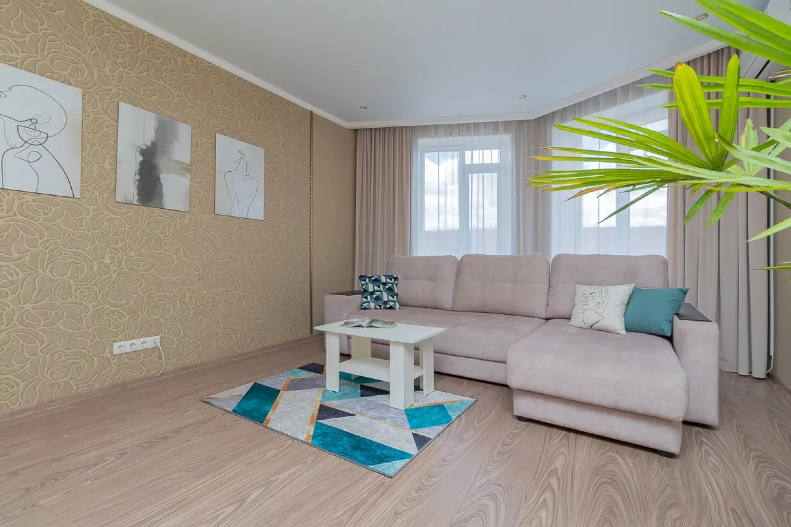 Квартира Happy House  Комарова 17/2