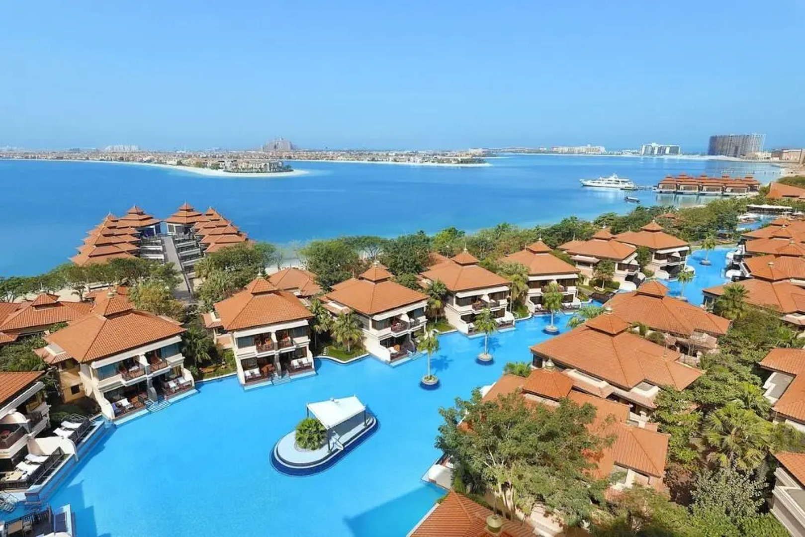 Курортный отель Anantara The Palm Dubai Resort