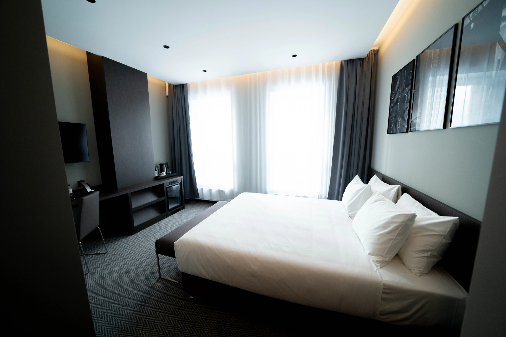 Отель FarFour Inn & Suite