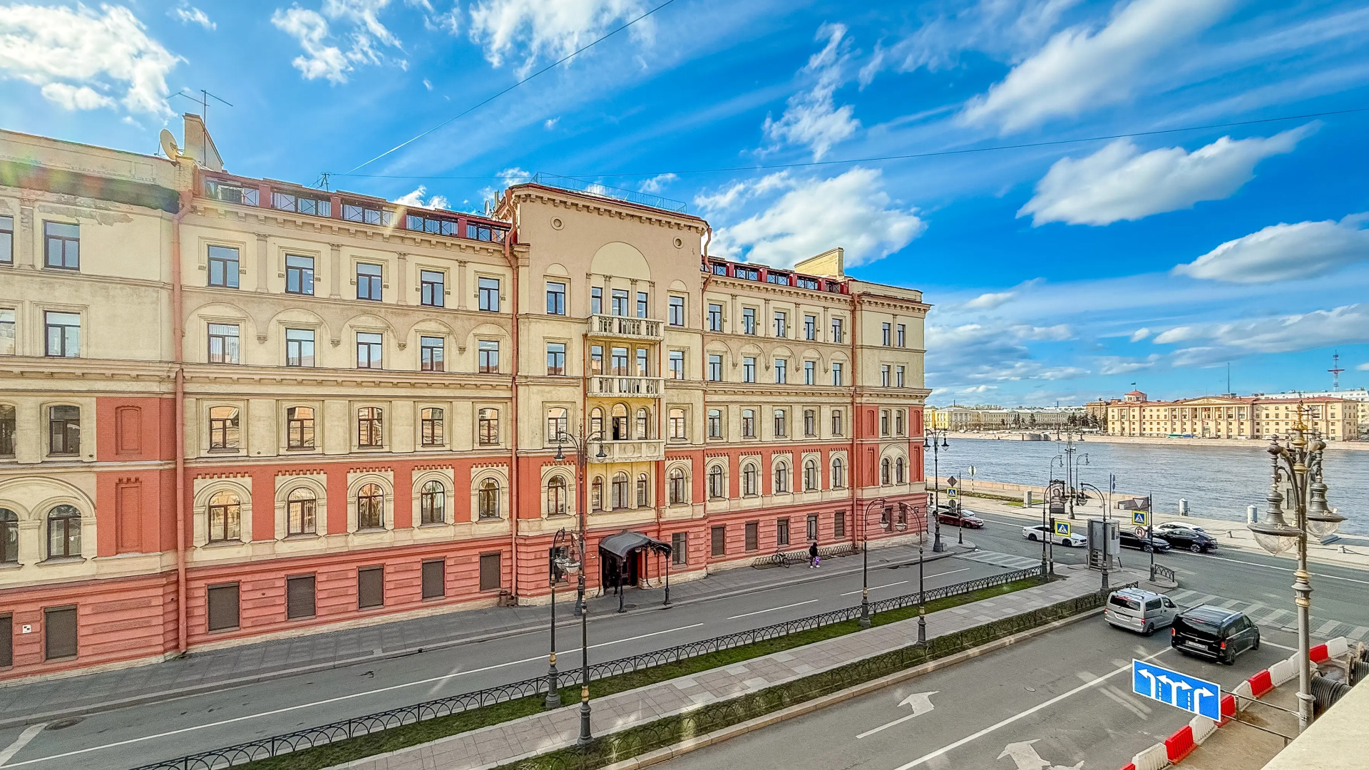 Апартаменты с видом на Неву