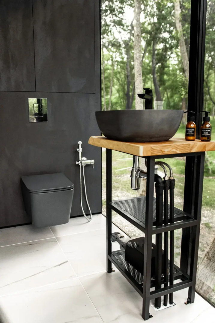 Частный Дом на Берегу Реки с Приватной Террасой и Джакузи