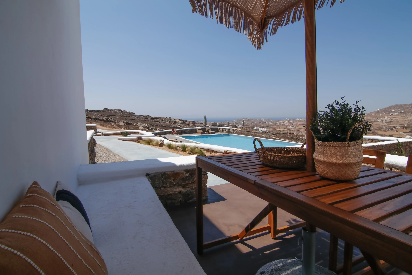 Отель Thronos Suites