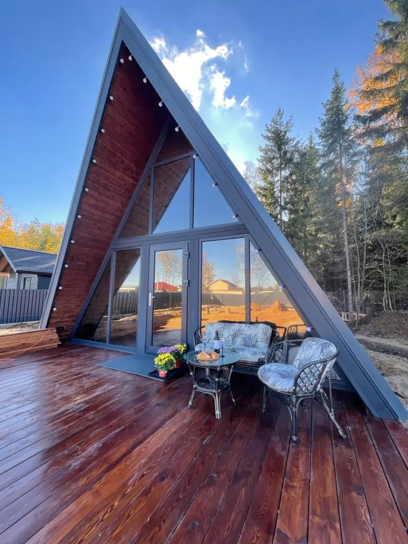 Дом А-фрейм с банным чаном у леса