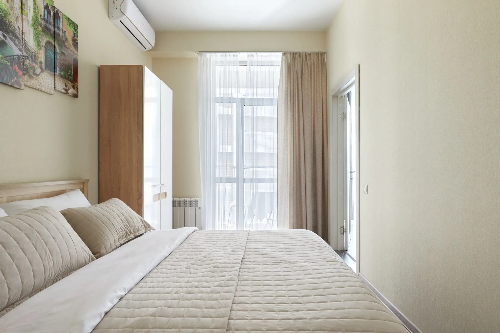 Квартира с изолированной спальней и балконом в 100 м от моря