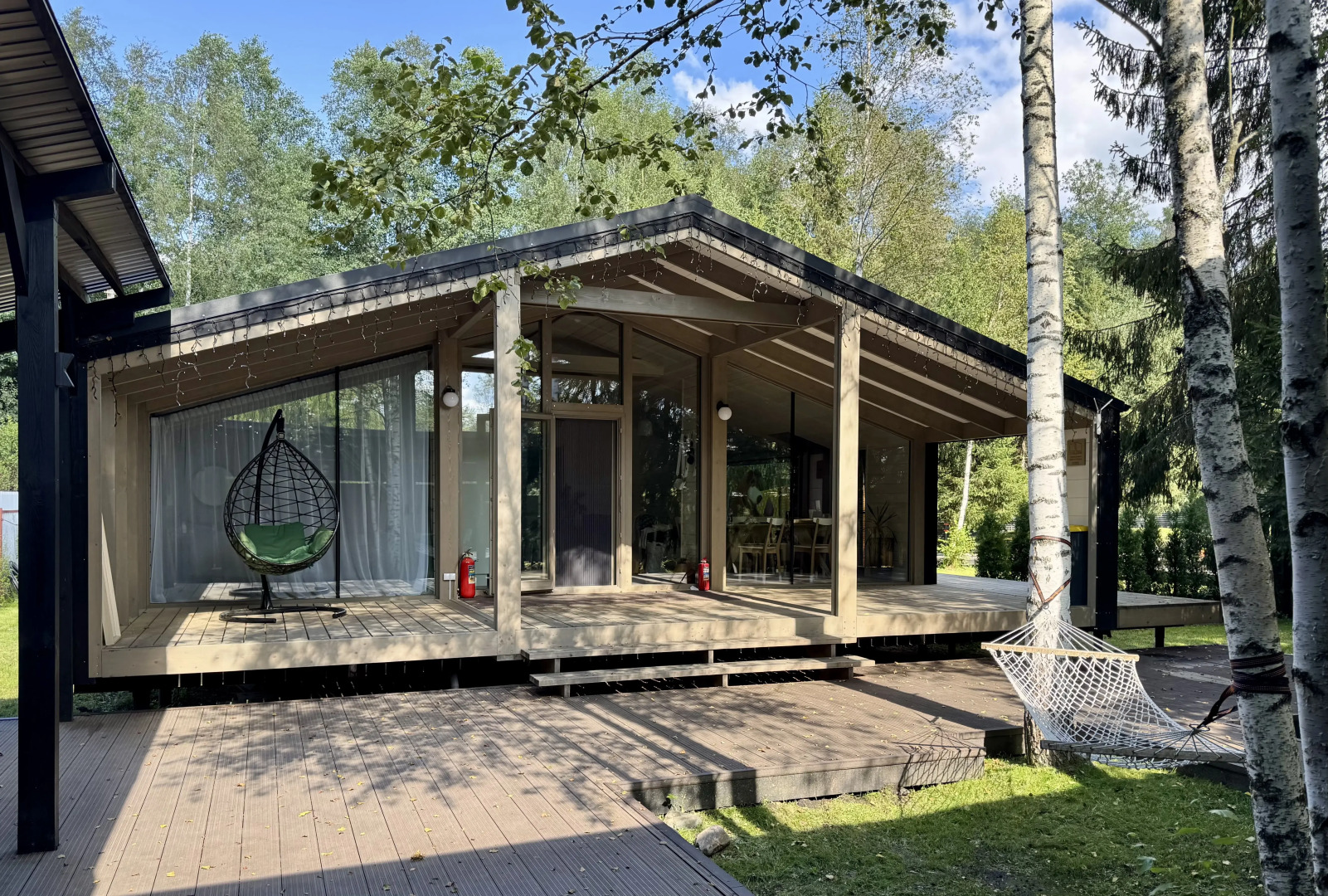 Частный Дом с Верандой в Лесу