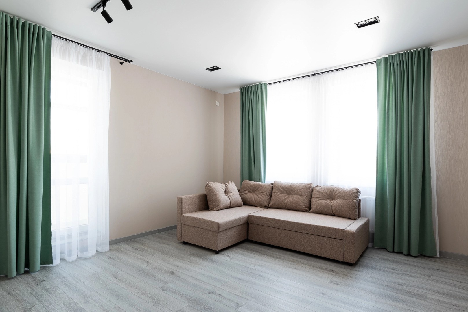 Апартаменты KazanHome Новая квартира с гостиной, спальней и отдельной кухней