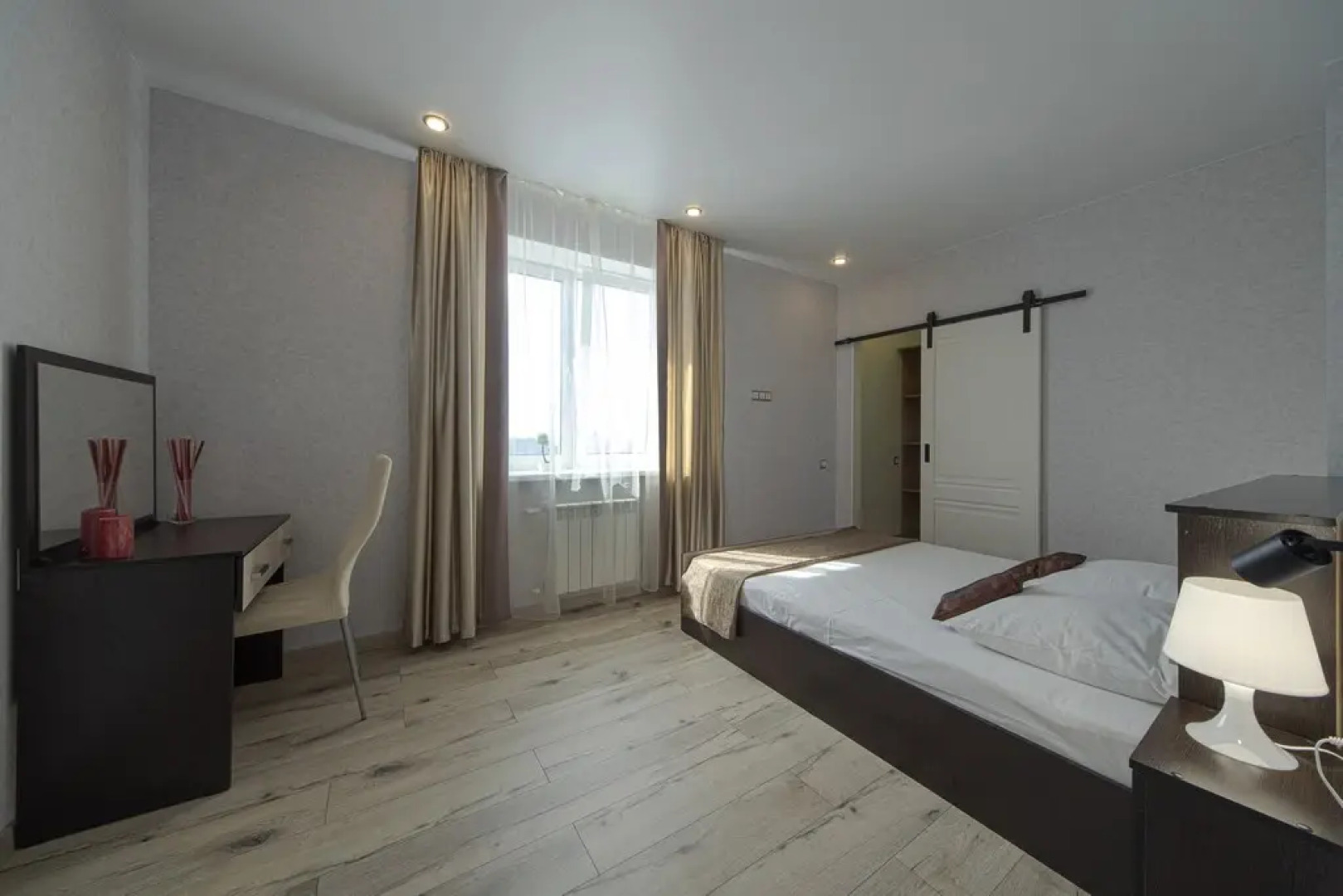 Квартира от компании Хоум Отель на Ново- Садовой  215Б