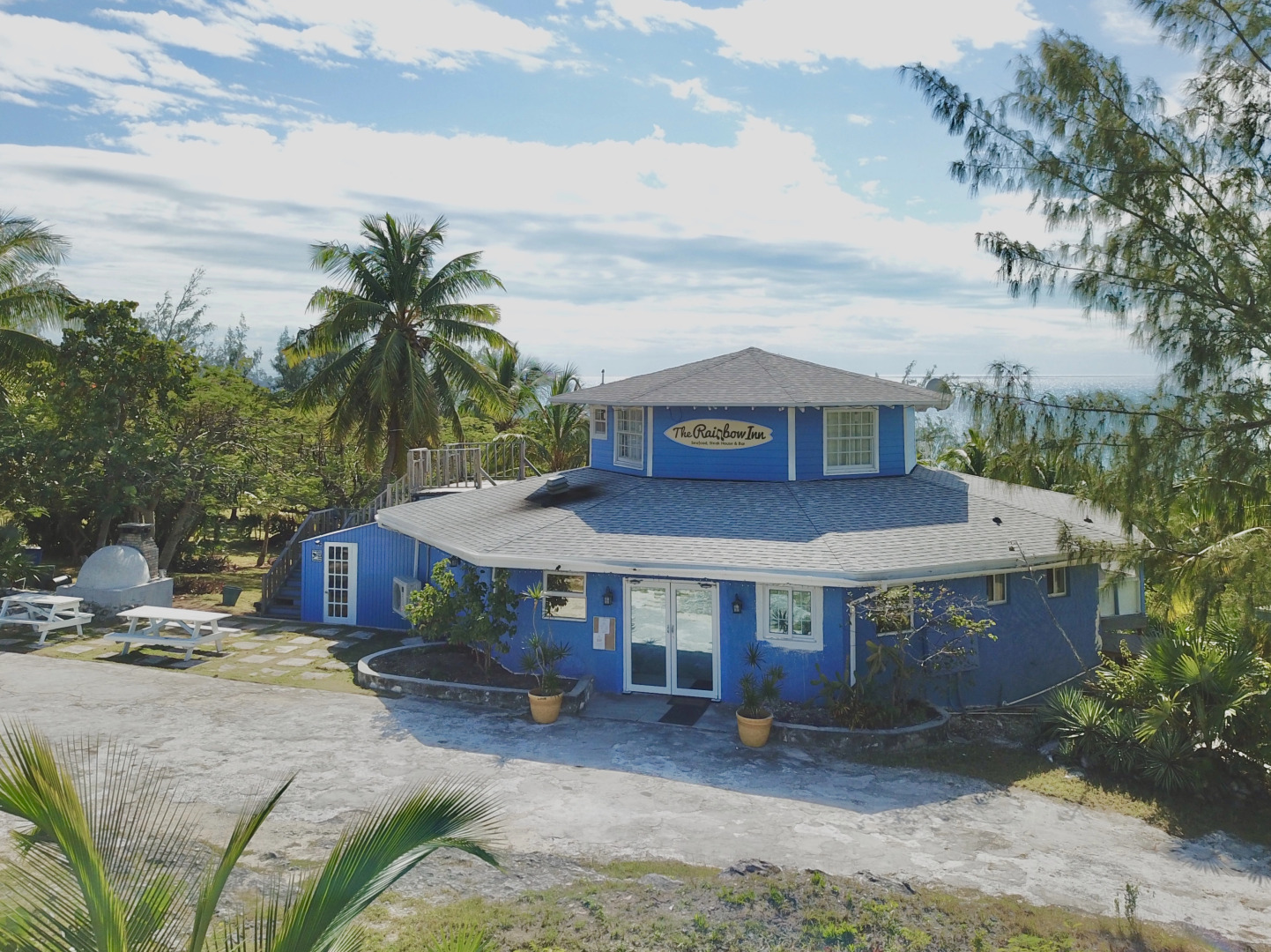 Отель The Sunset Cove And Rainbow Room