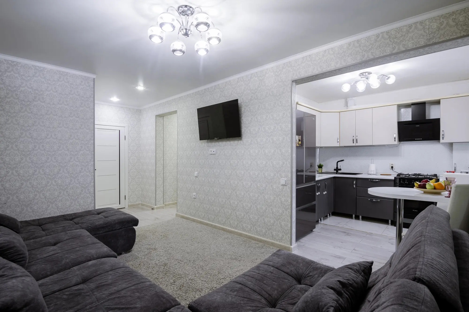 Квартира Green FOX с большой спальней и кухней в самом центре города