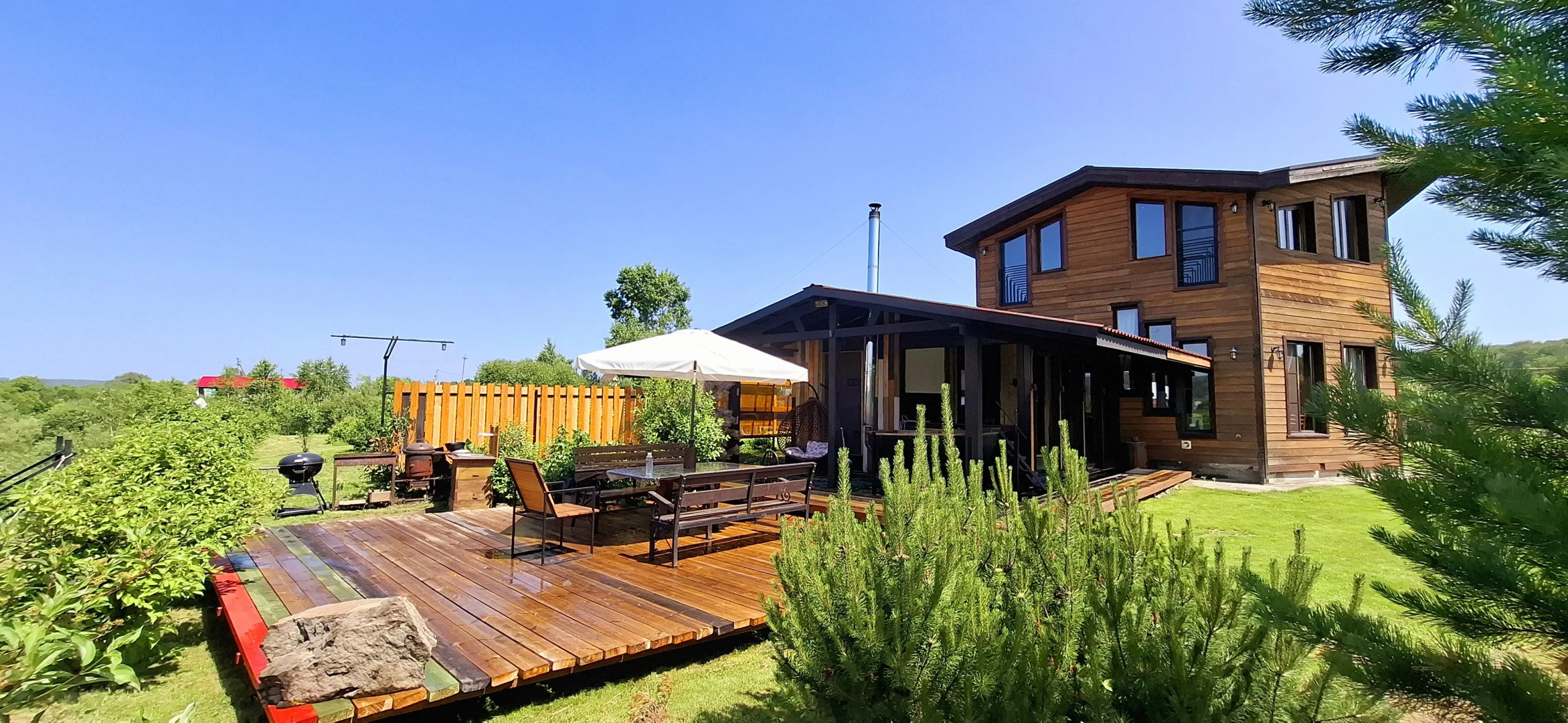 Гостевой Дом с кораблем на берегу реки