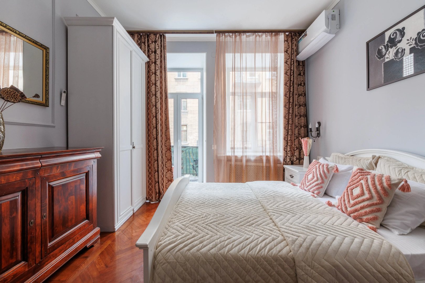 Апартаменты Трехкомнатные у Площади Восстания 10 гостей