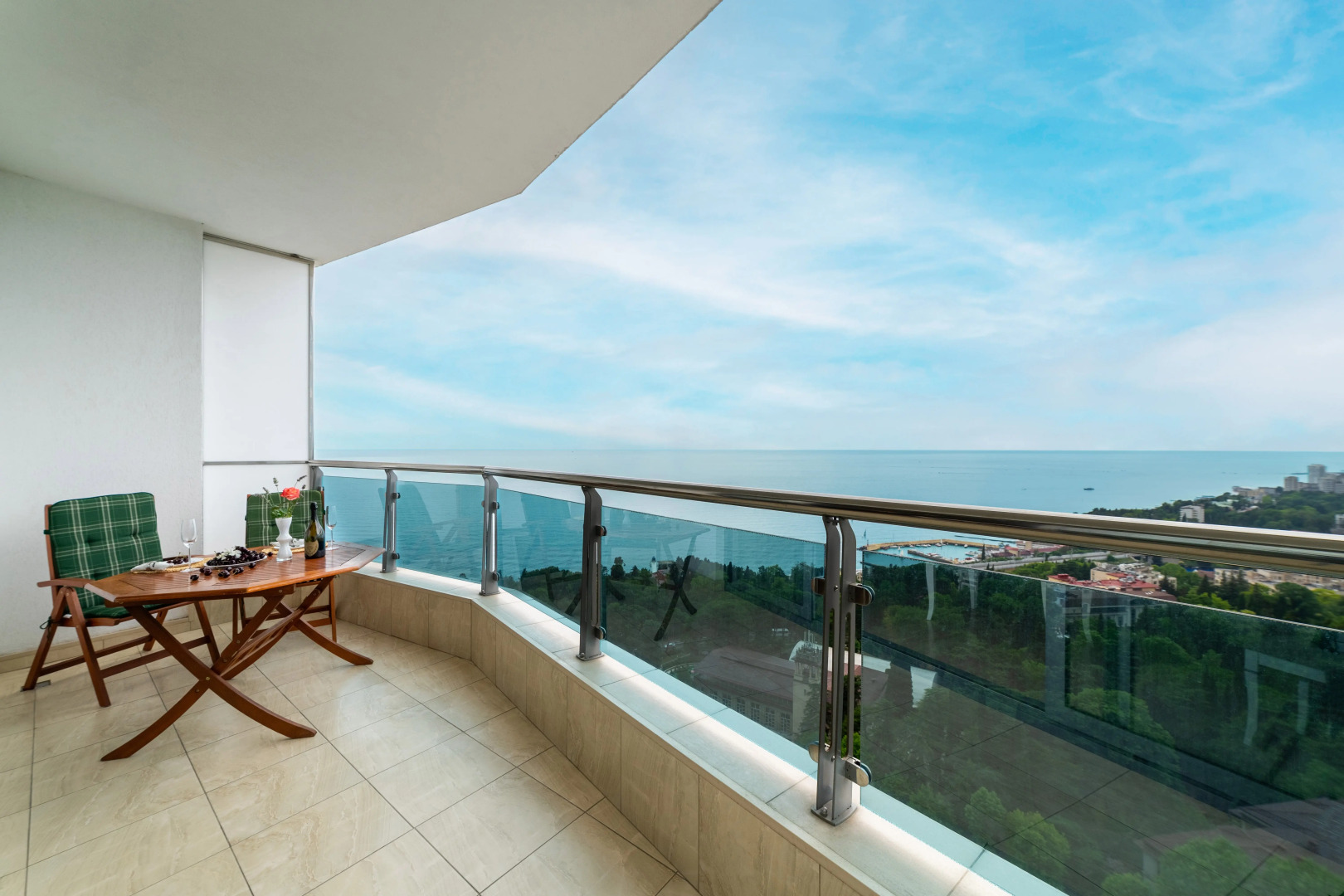 Квартира с двумя террасами и бассейном