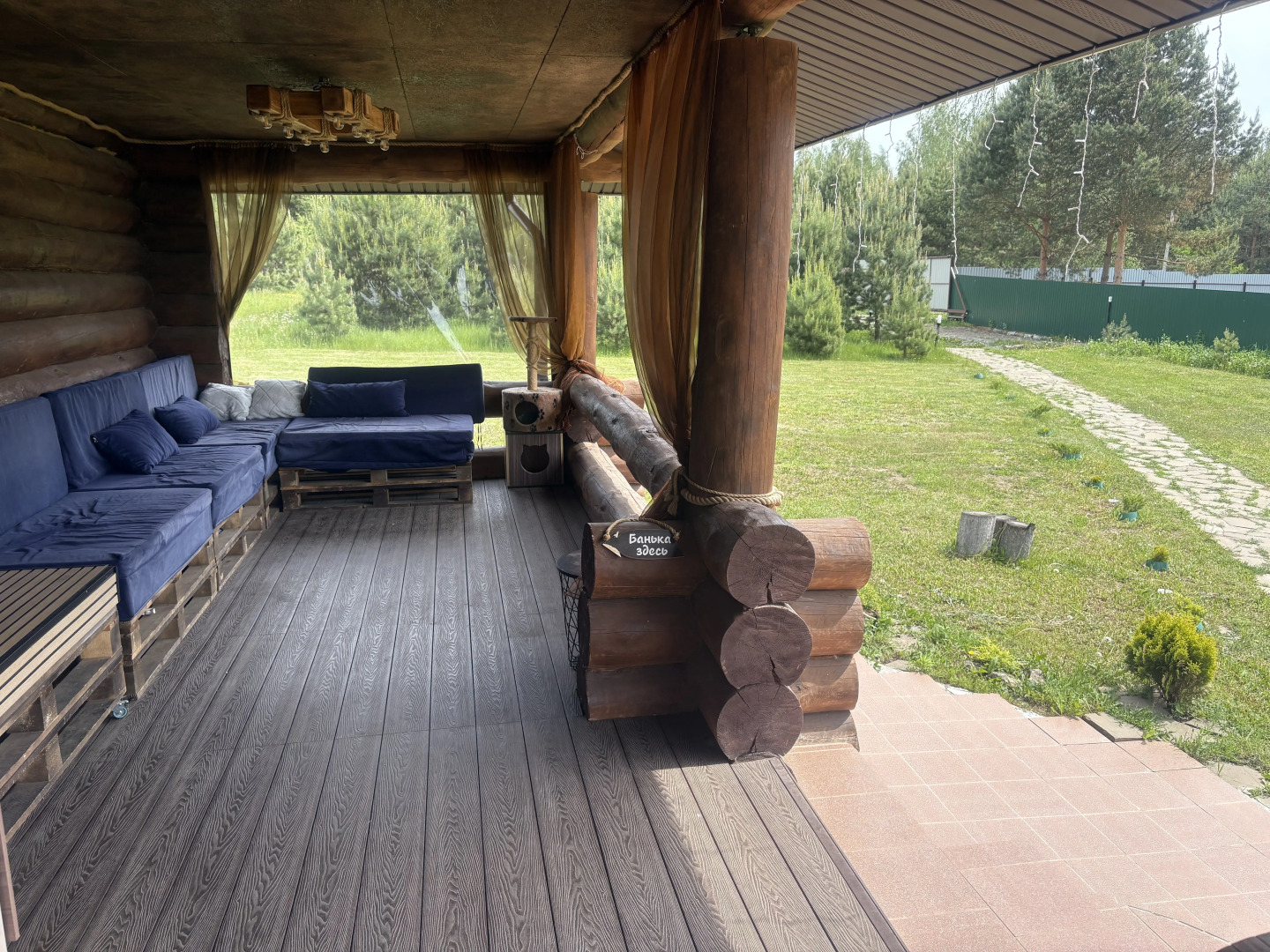 Частный дом из бревна с баней