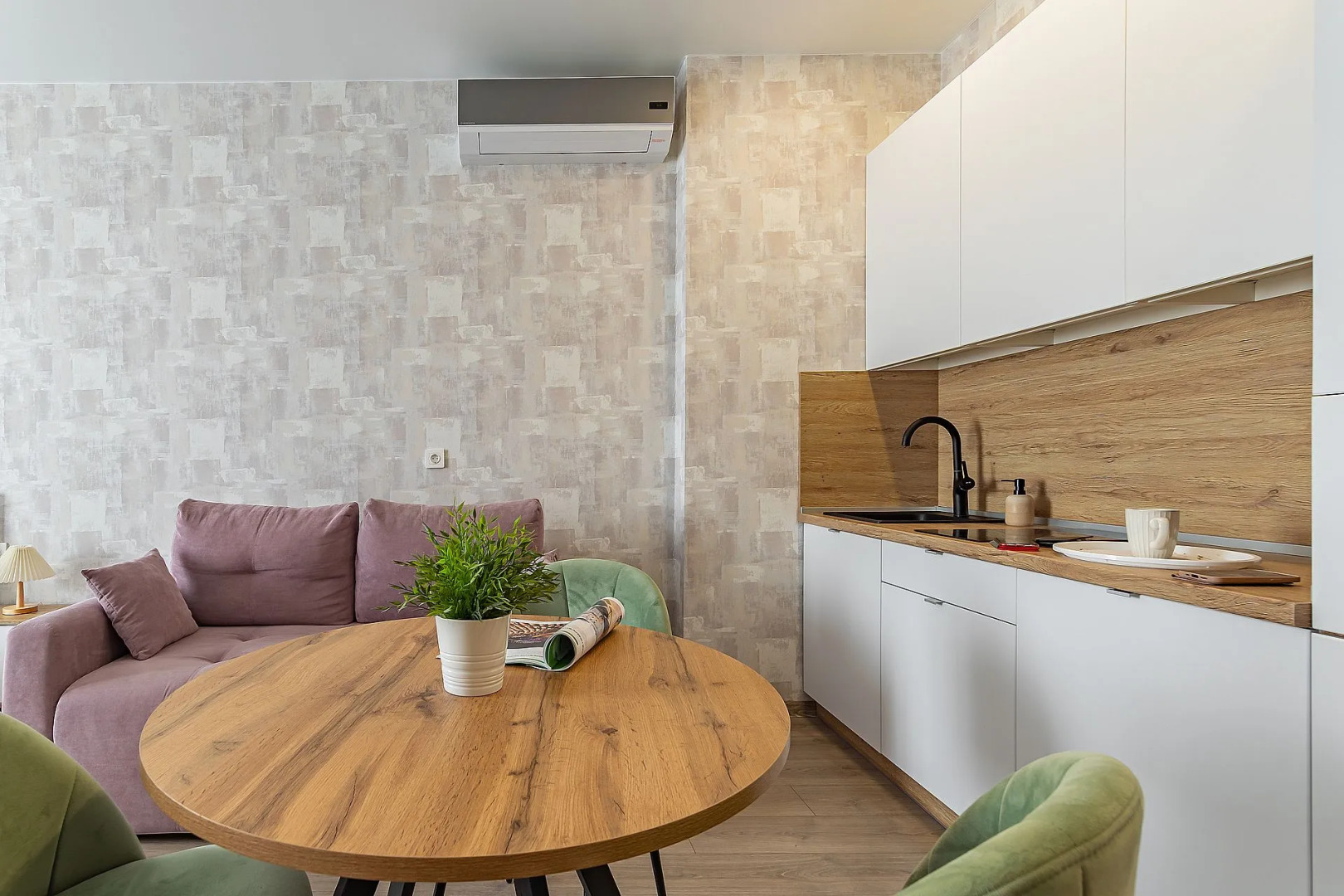 Апартаменты Просторная студия в центре на ул. Горького 23а Сова-Дом