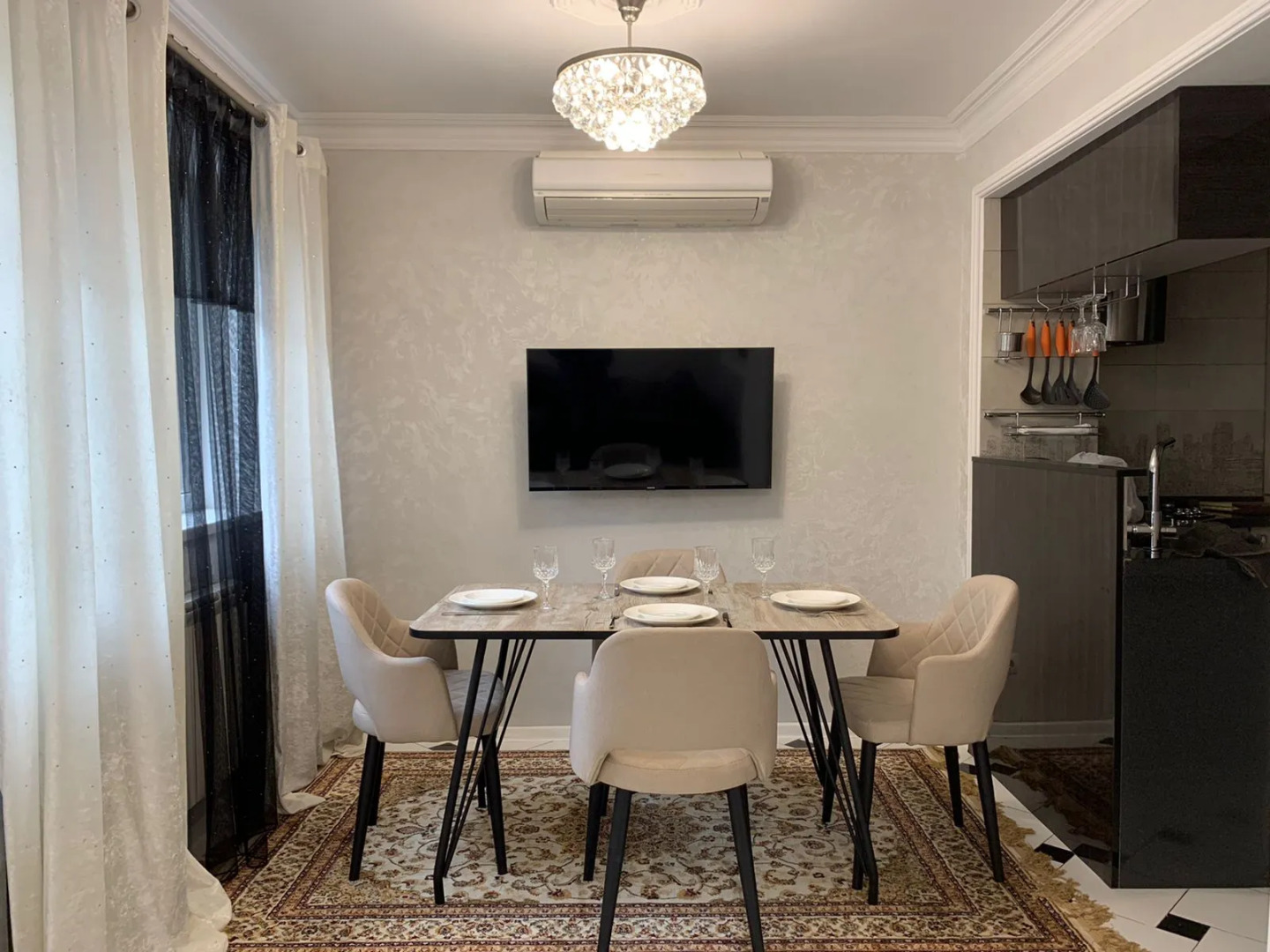 Апартаменты "Эленика" 2-х комнатная Квартира с выходом в парк в Центре города