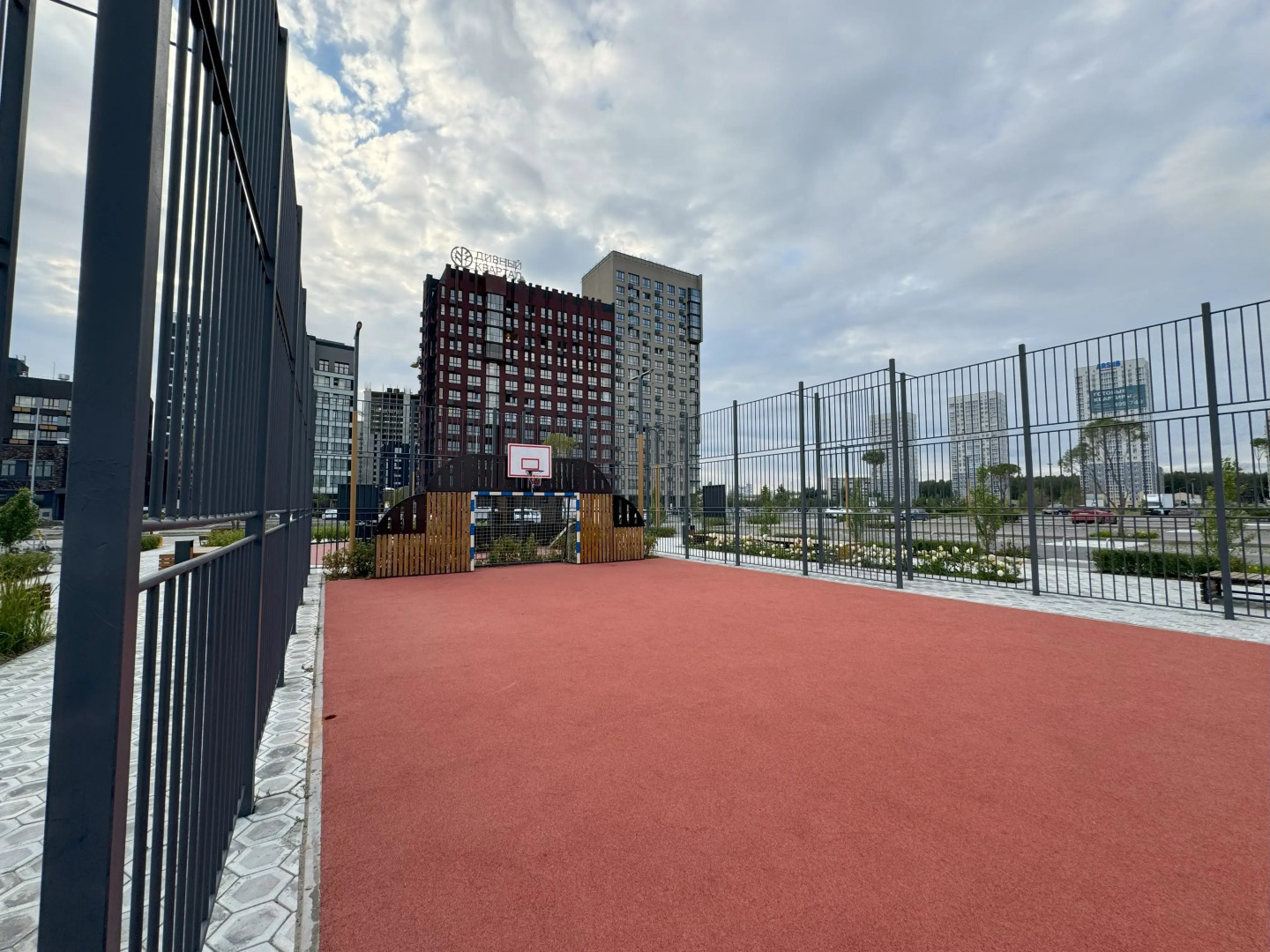 Квартира Пятиместная Красивая в Новом Районе Дивный Квартал у Озера