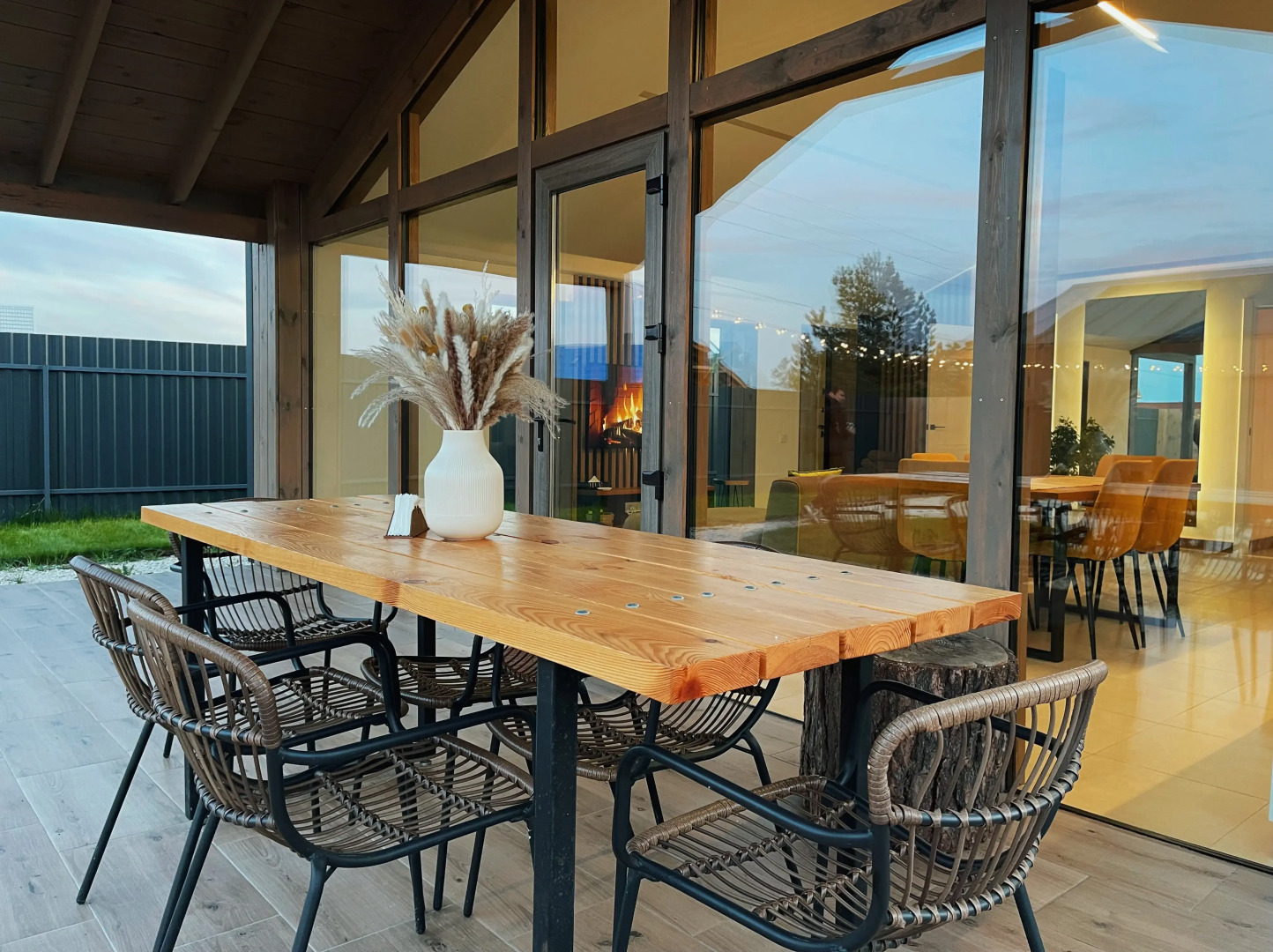 Частный дом просторный барнхаус с панорамными окнами