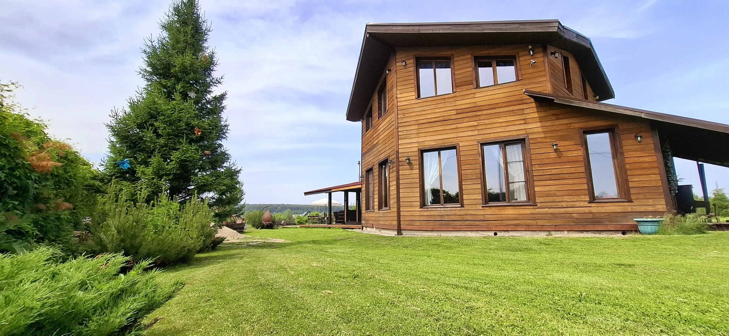 Гостевой Дом с кораблем на берегу реки