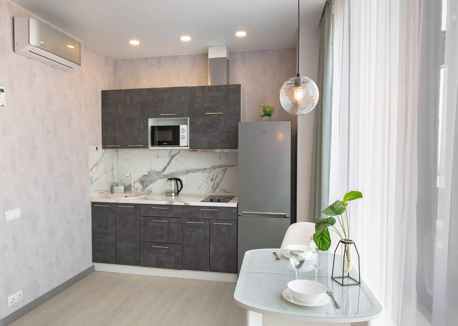 Апартаменты на высоком этаже с видом на мост, недалеко от центра. Брянская 18.