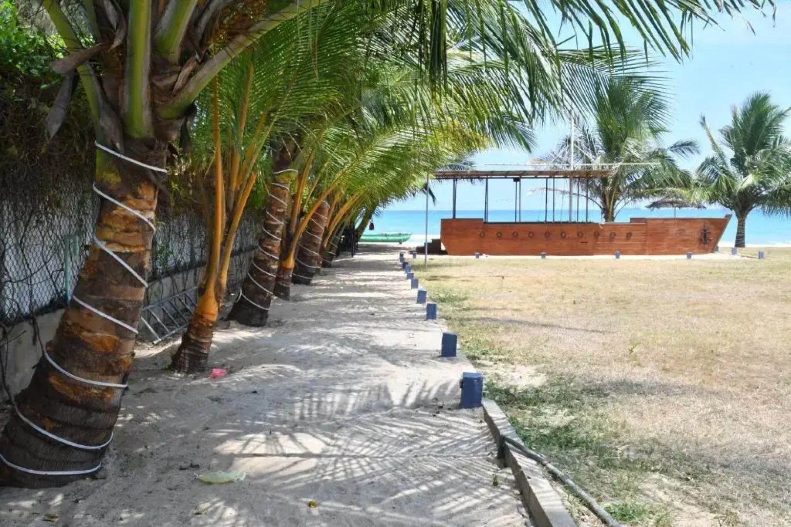 Отель Trincomalee Beach Resort & Spa