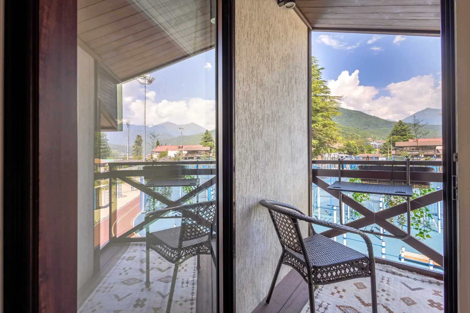 Частный дом у сквера в центре Поляны