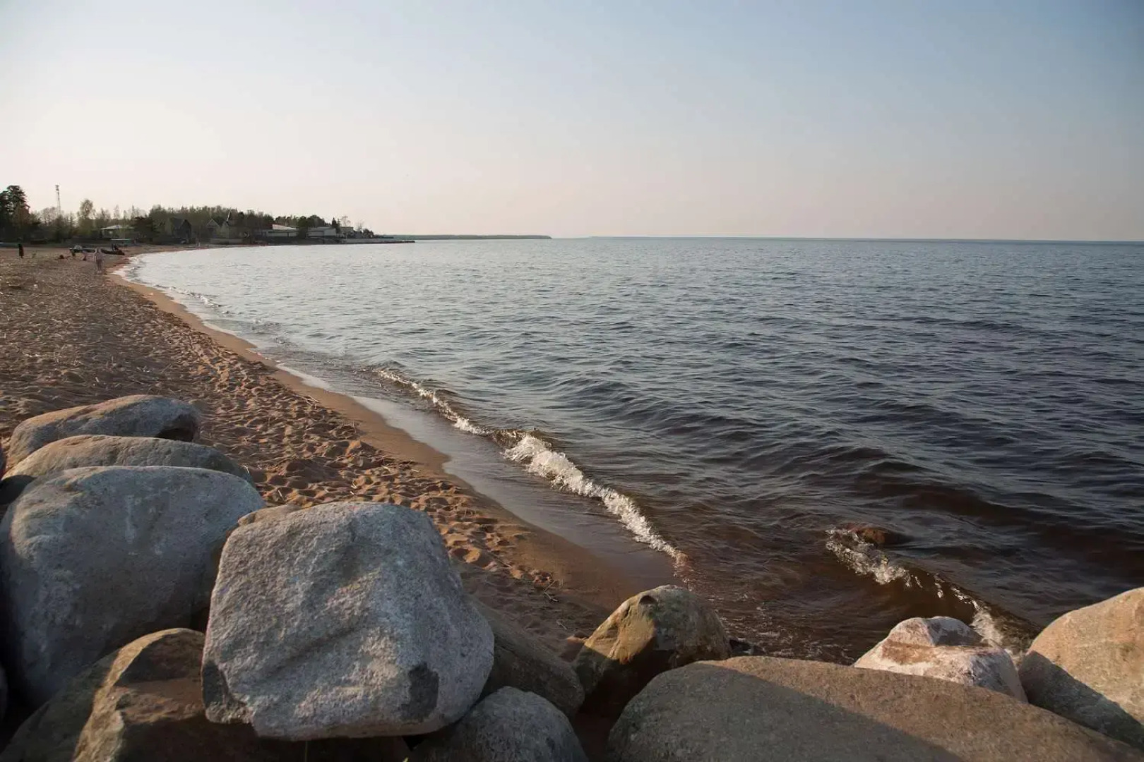 Частный дом на ухоженном участке с газоном и туями