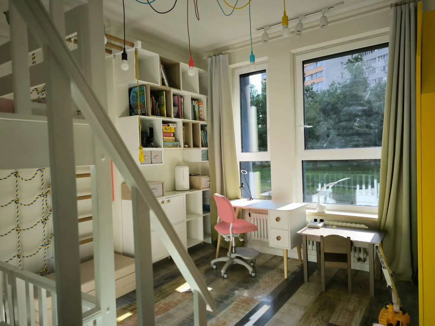 Квартира Комфортная с Просторной Гостиной, Спальней, Детской, Кабинетом и Двумя Санузлами