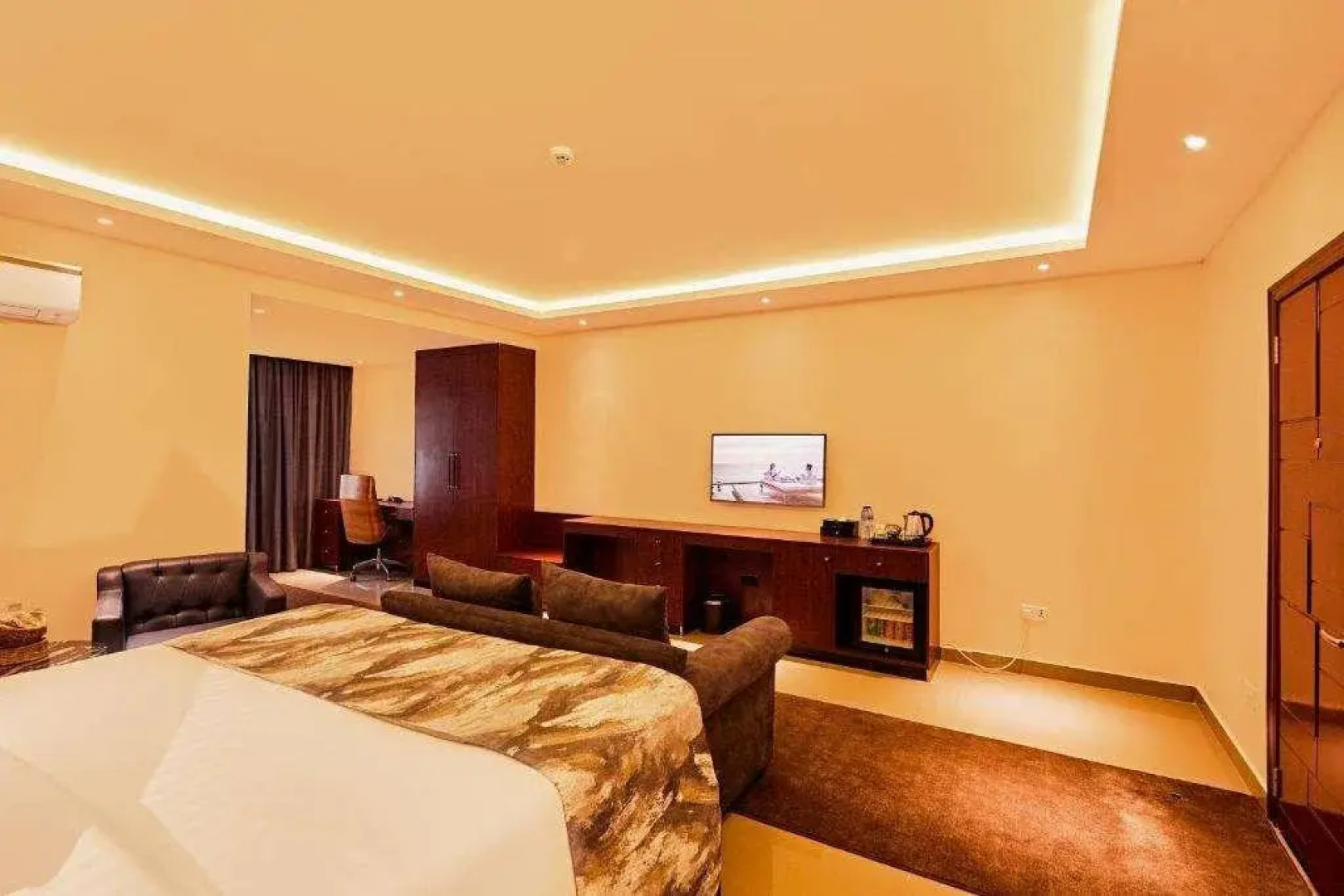 Отель The Yacht Hotel