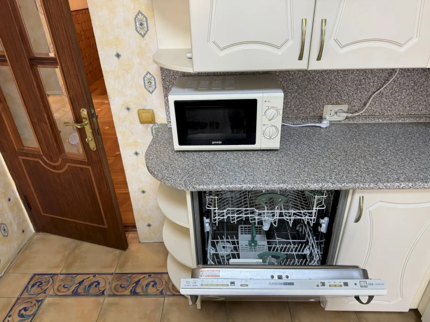 Квартира 476 4Комнатная в Центре с Балконом 7 Мин до Моря