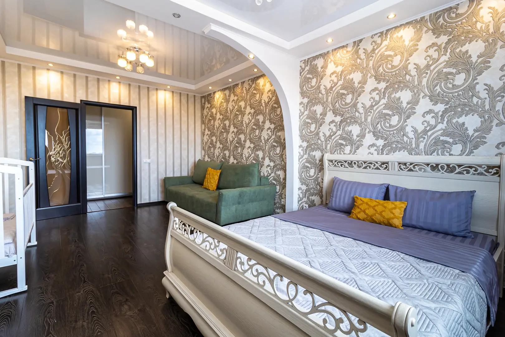 Квартира Просторная двухкомнатная недалеко от парка Галицкого