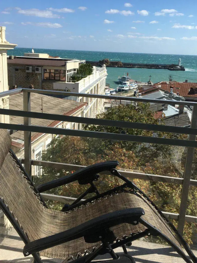 Представительская видовая двухкомнатная квартира с балконами на Набережной Ялты