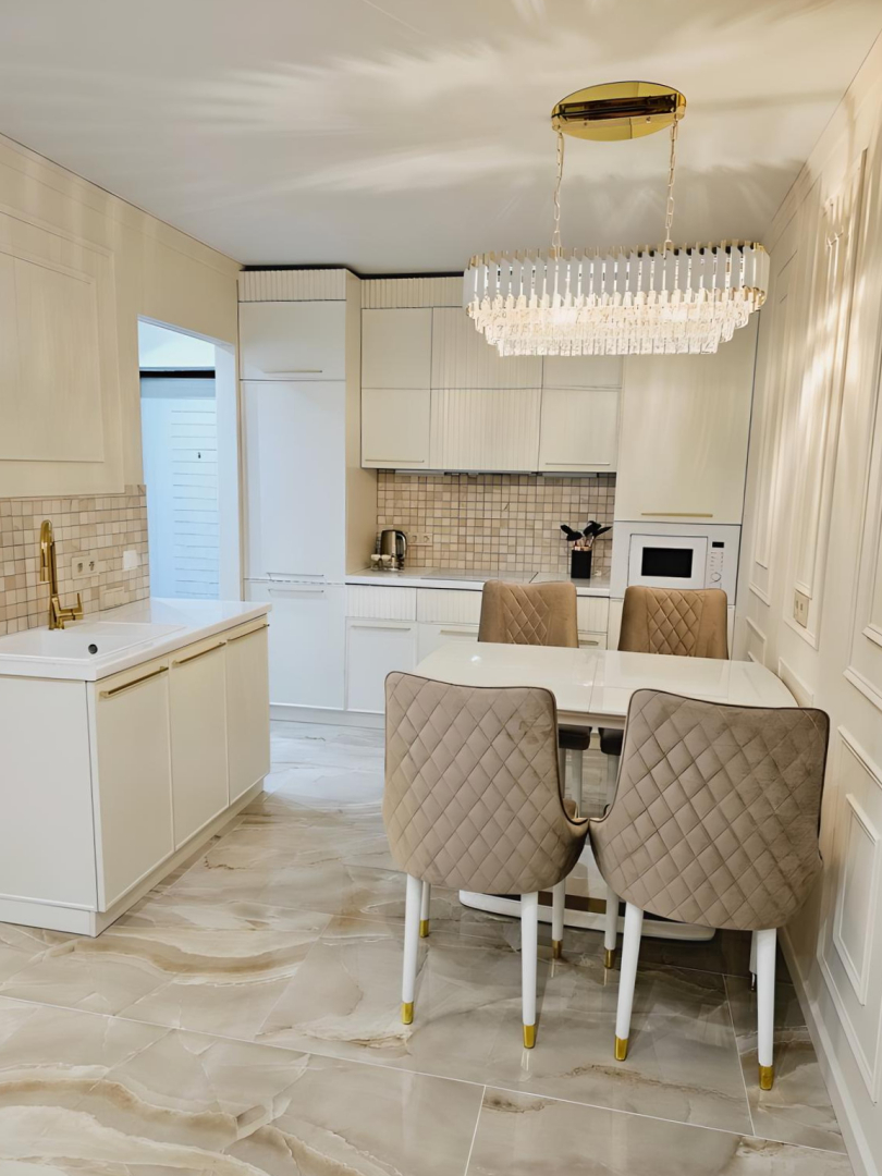 Апартаменты Шикарная Квартира в Стиле Неоклассика с Видом на Горы