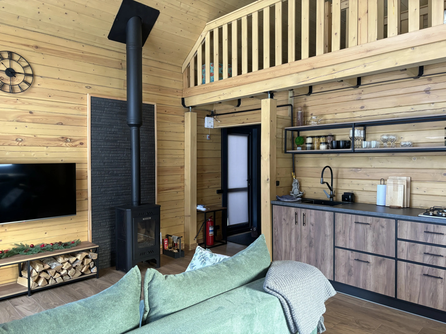 Дом с Камином и Панорамными Окнами