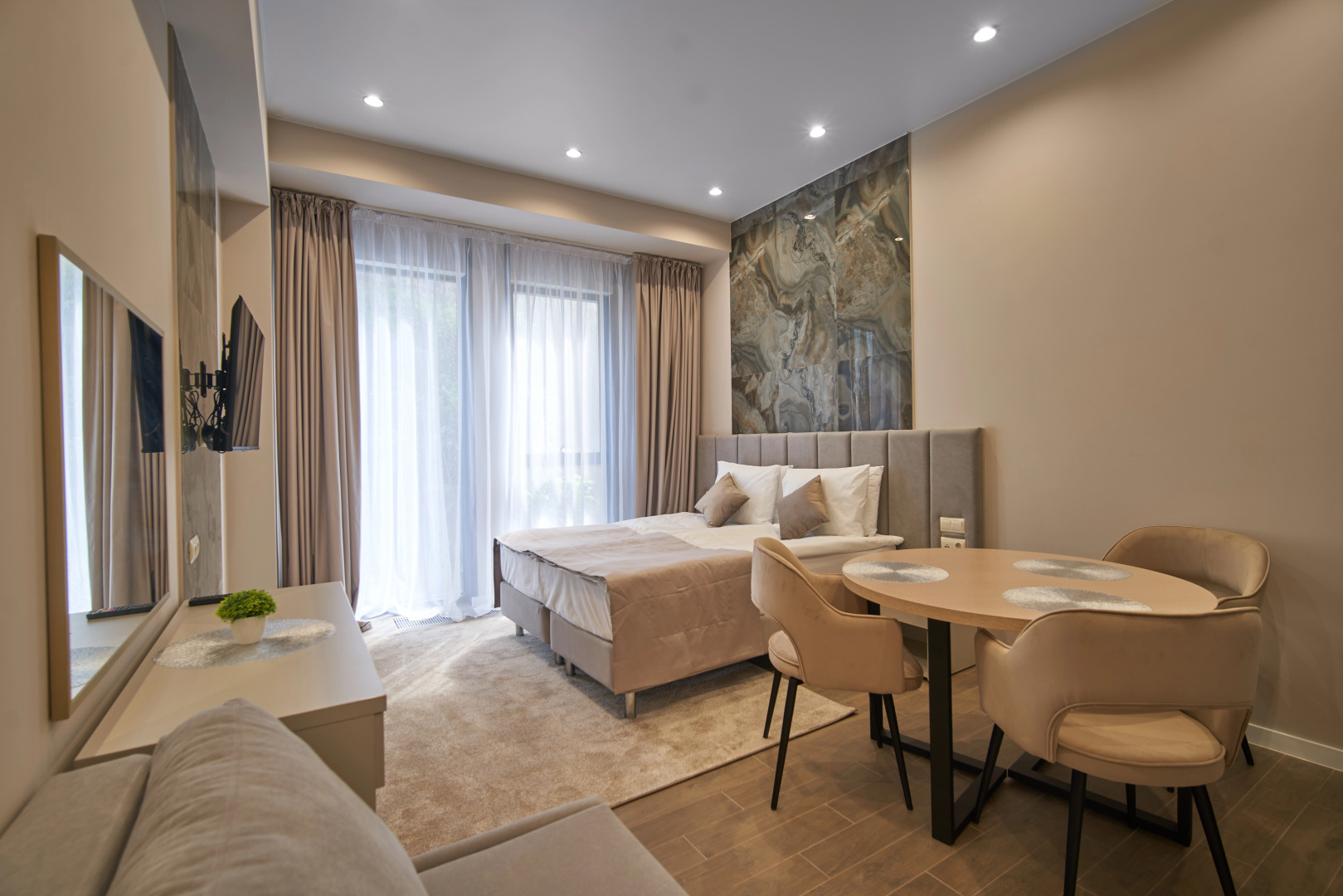 Отель Mirror Family