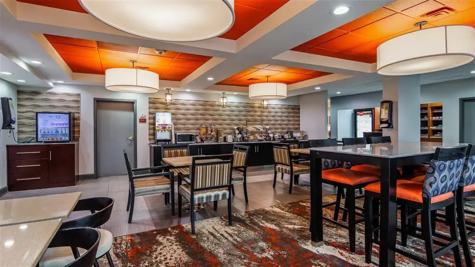 Отель Comfort Inn & Suites