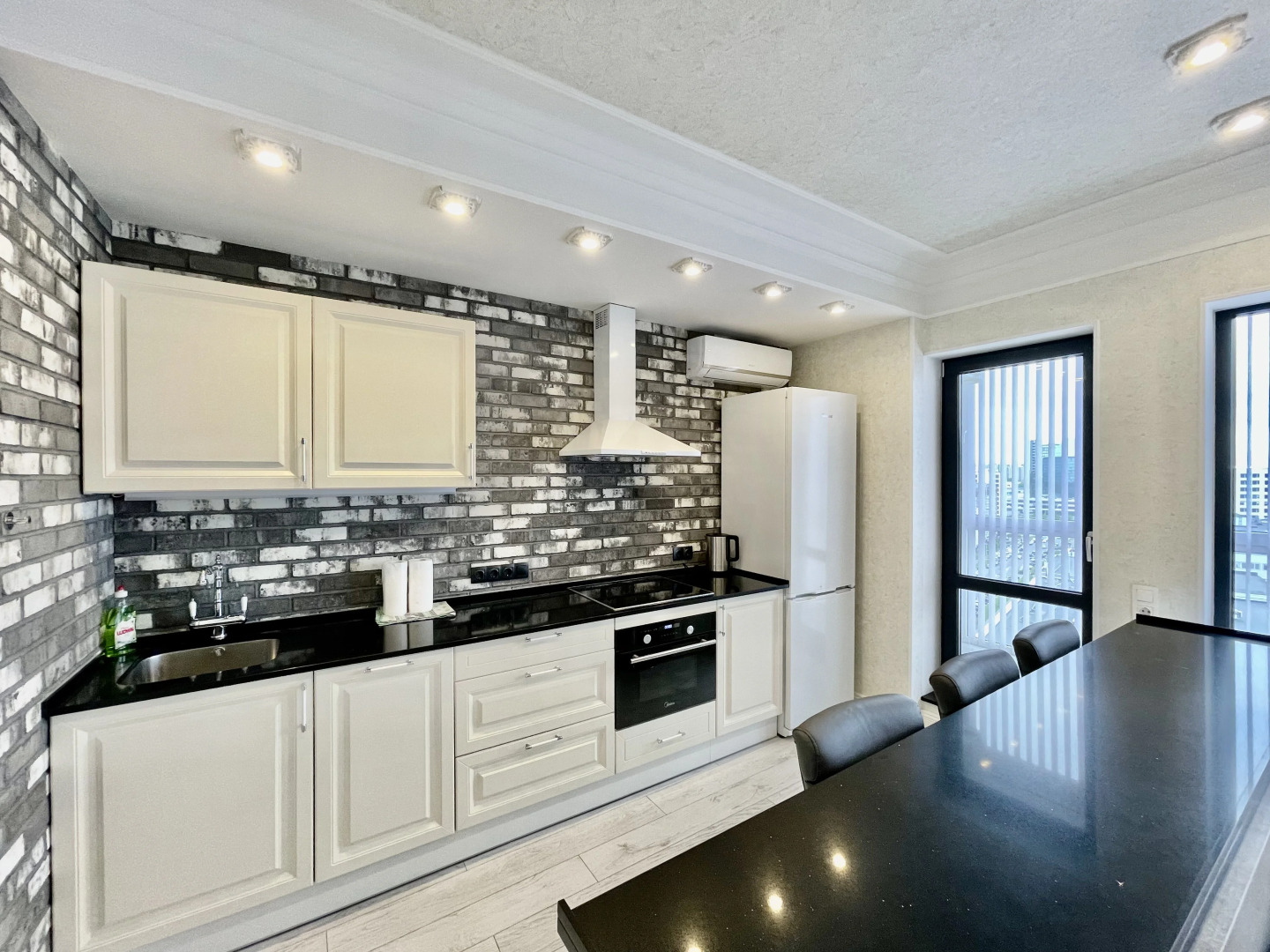 Апартаменты 1-комнатные HomeApart П. Мстиславца, 15