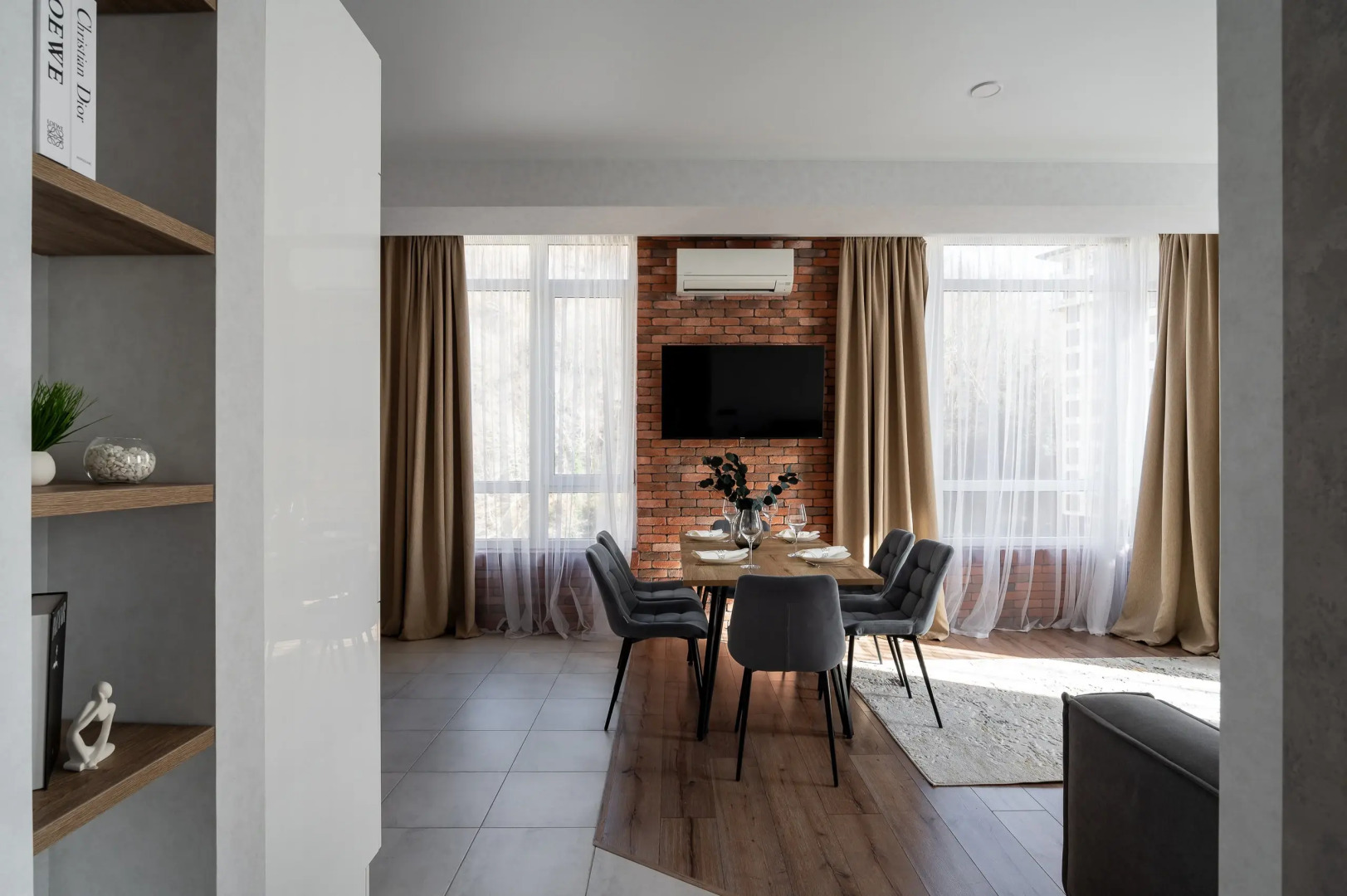 Просторная стильная квартира с видом на горы. Кватро 43