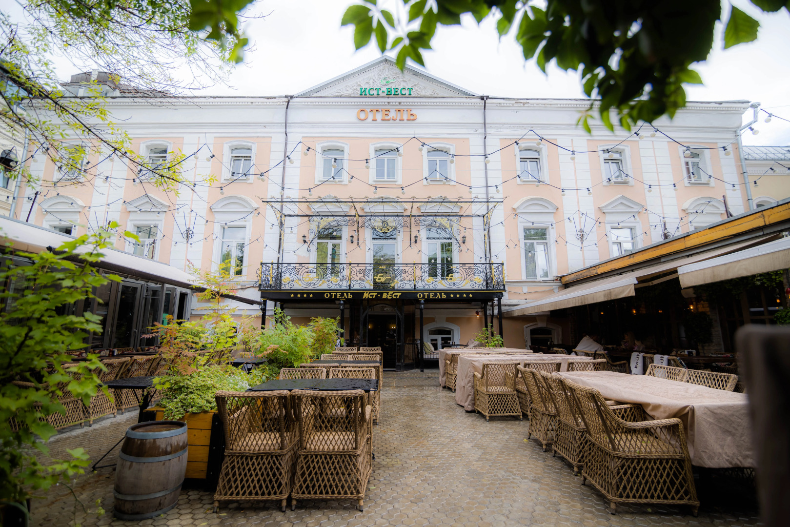 Отель Ист-Вест