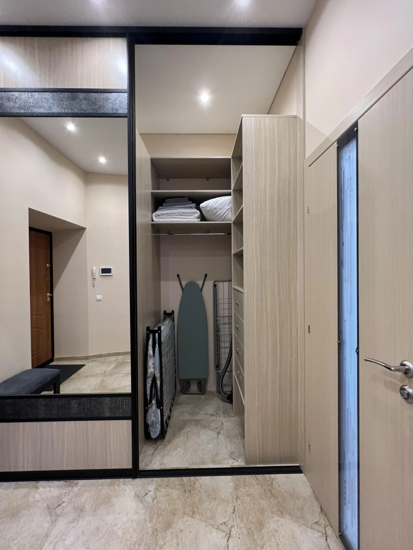 Квартира Просторная Студия с Панорамными Окнами в Центре