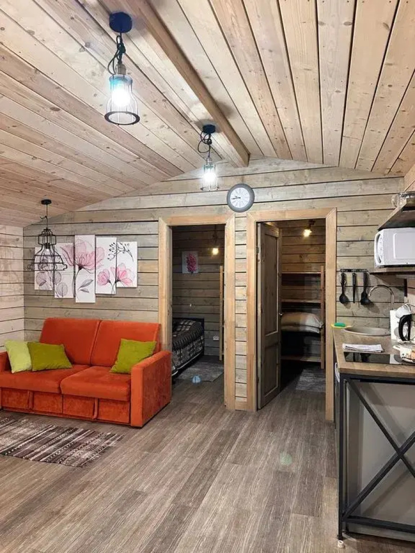 Частный дом с панорамными окнами в березовом лесу, терраса, баня, мангал