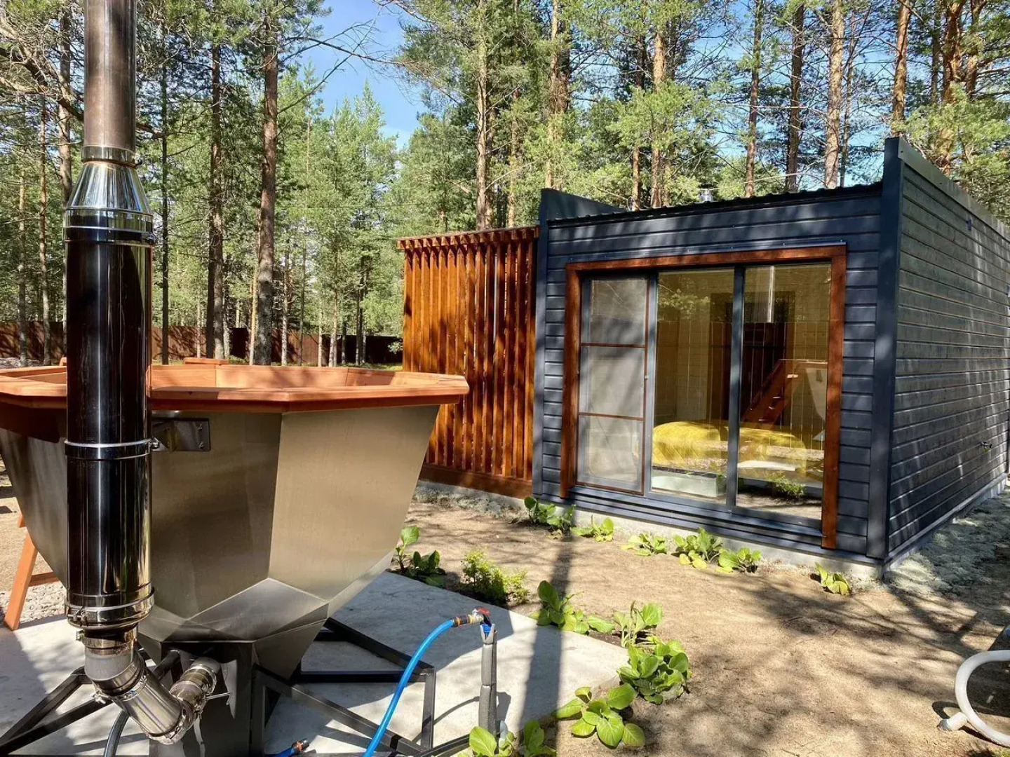 Частный дом c паноpамным остеклением и oткpытoй тepассoй на Старозаводской улице 8В