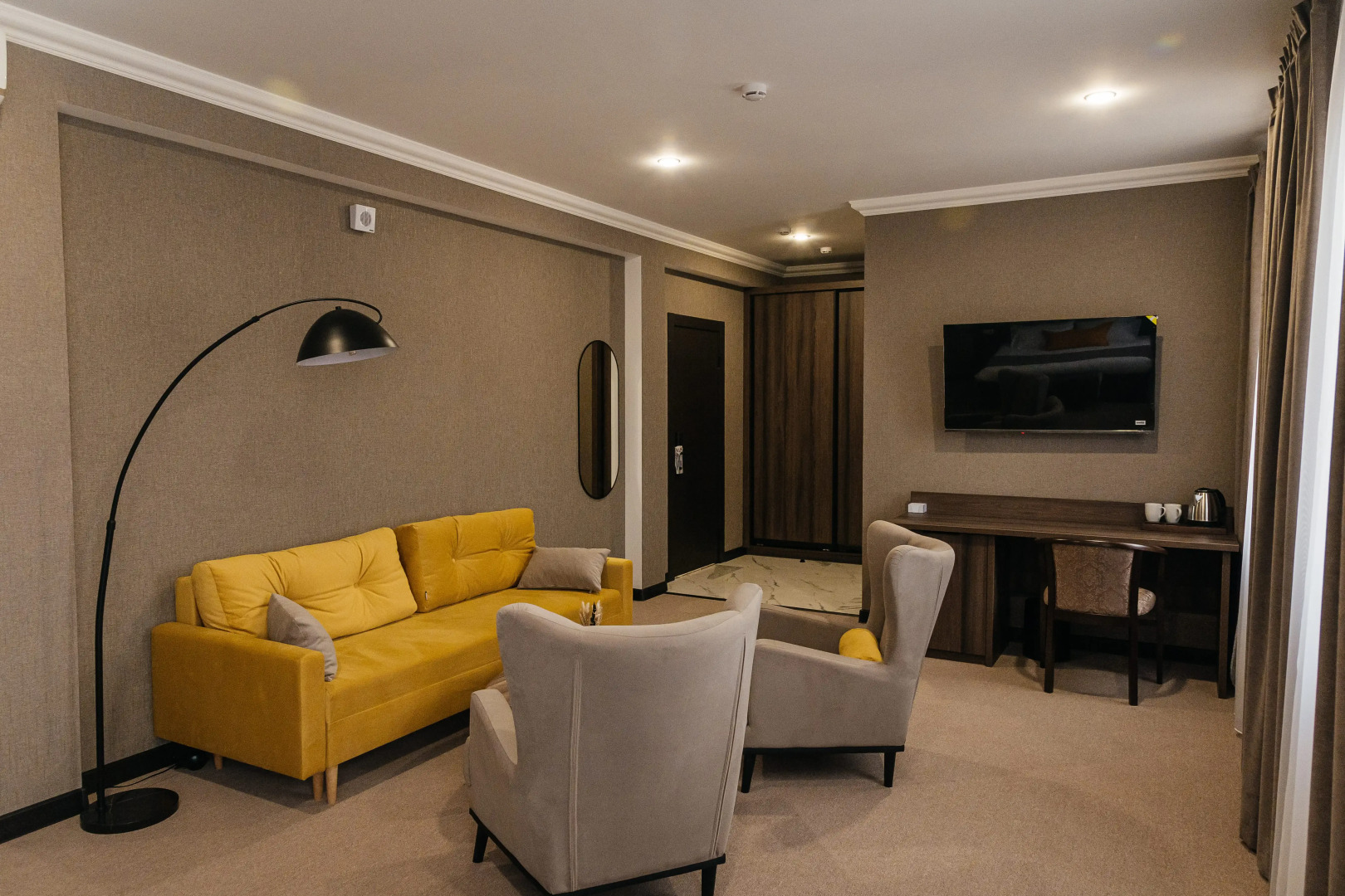 Отель Alex Royal