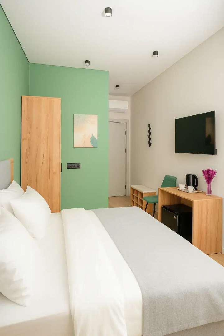 Отель Манон