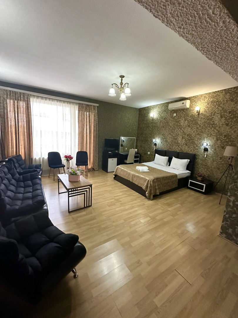 Отель Qeroli old town