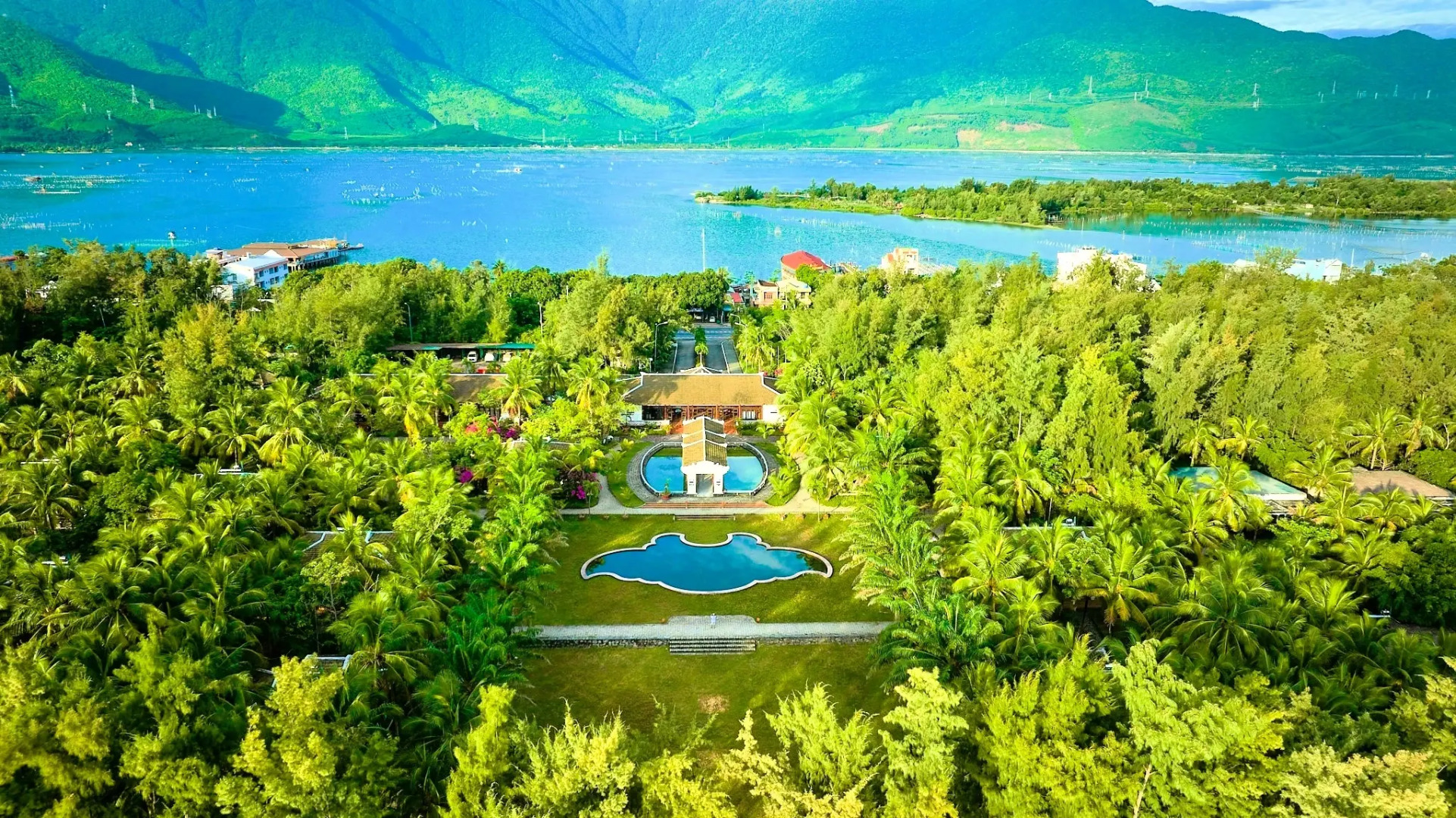 Курортный отель Lang Co Beach