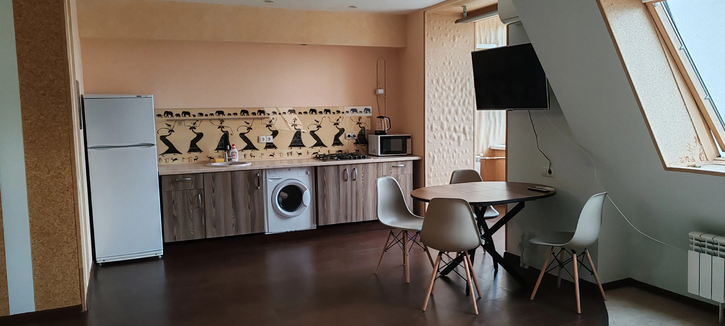 Квартира - студия в центре, есть выход на крышу и бесплатная парковка