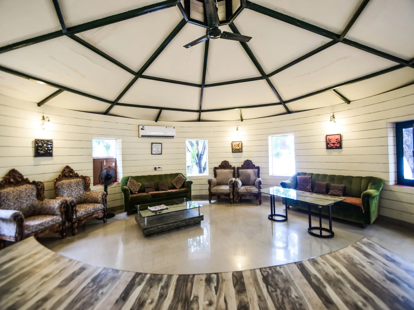 Отель The Space Jungle