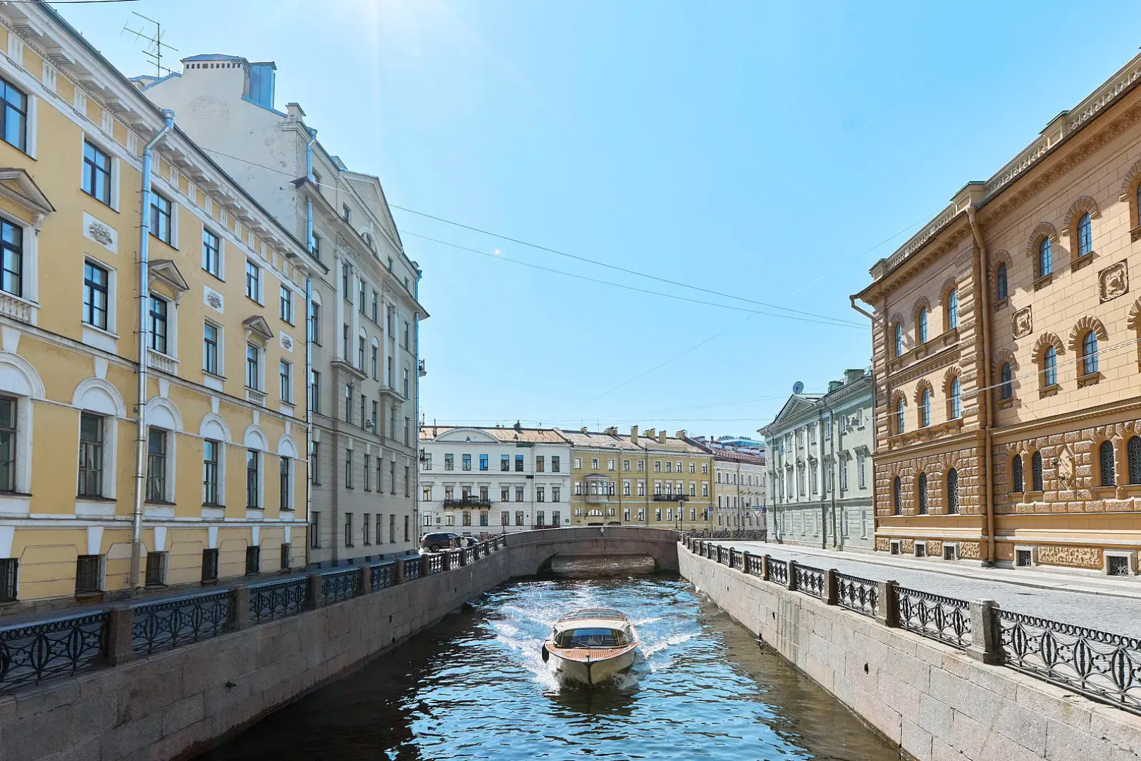 Квартира Orlov House с видом на крыши Петербурга
