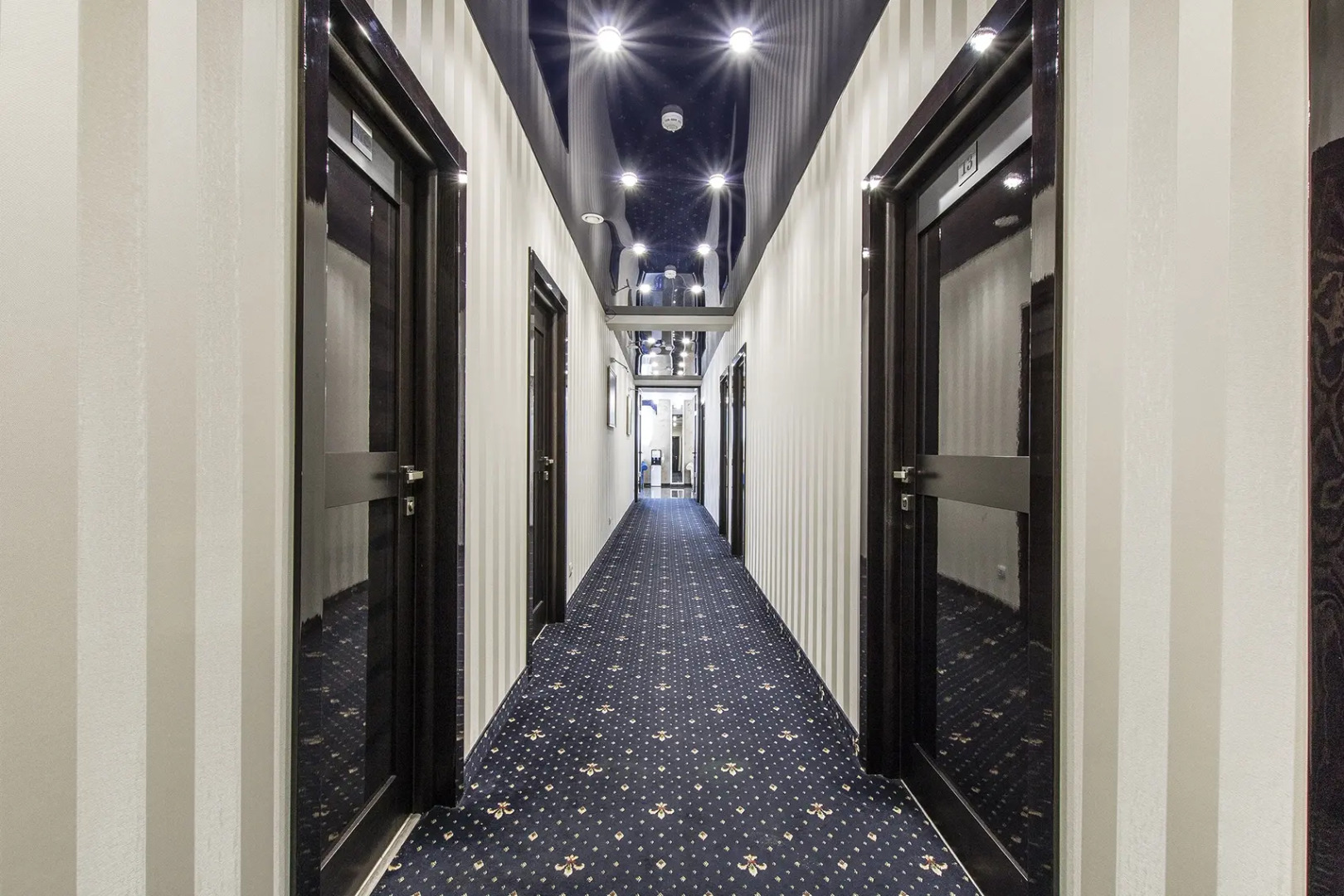 Отель Корона