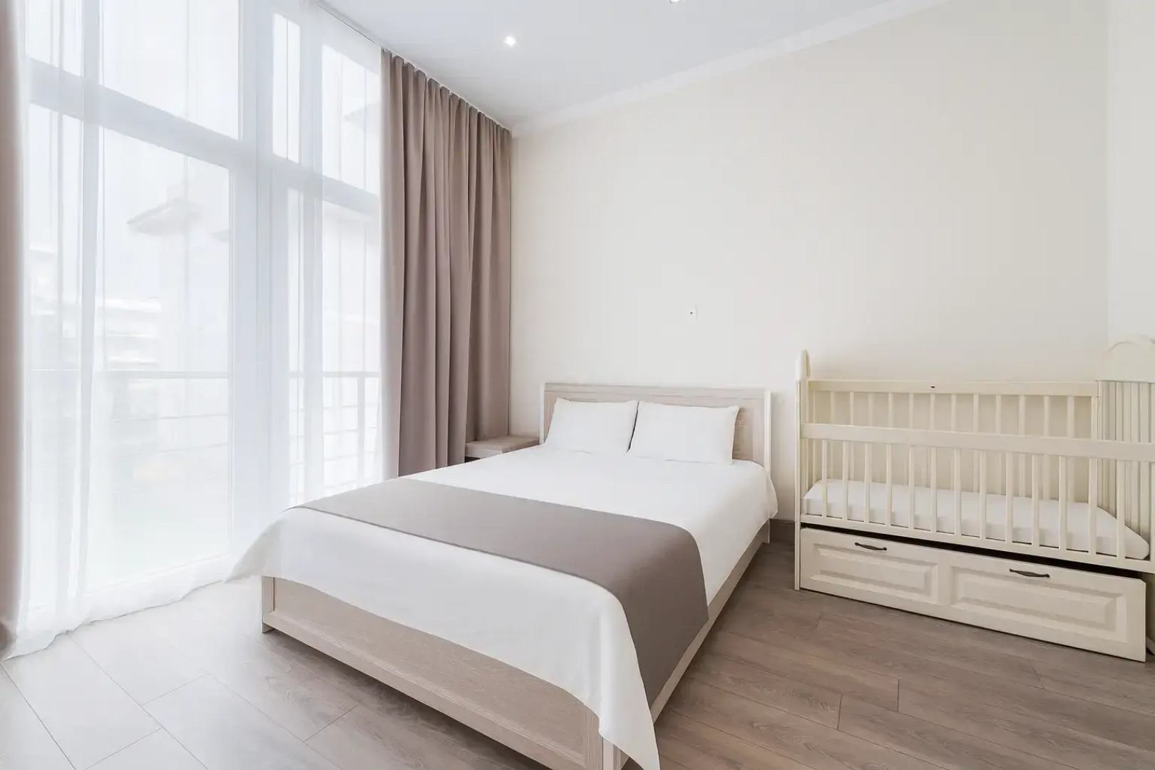 Квартира просторная для 6х гостей с кроваткой и пеленальным столиком для детей и кухонной зоной